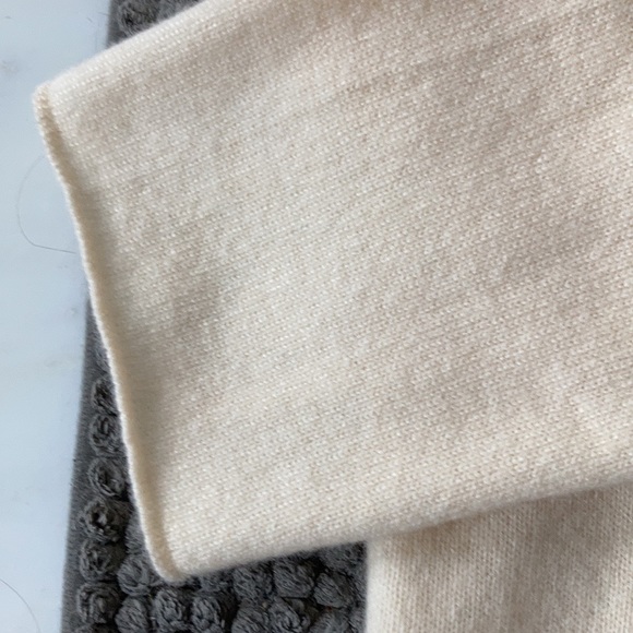 Beautiful cashmere cream coloured sweater purchased at Holt Renfrew size small - Picture 3 of 6